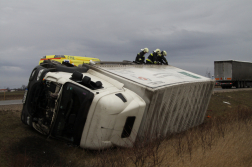 Árokba borult ponyvás kamion műszaki mentése