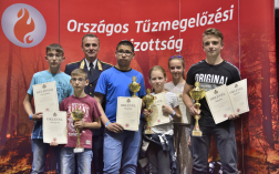 	Csoportkép az alkotói pályázat előző évi győzteseivel