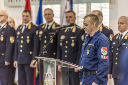 A hallgatók nevében Szabó Zoltán tűzoltó őrmester mondott válaszbeszédet