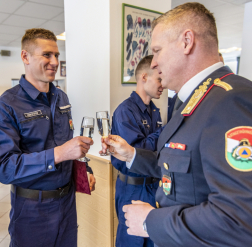Erdélyi Krisztián tűzoltó dandártábornok, a BM OKF főigazgató-helyettese egy kitüntetett hallgatónak gratulál