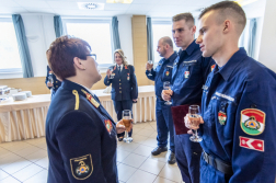 Vietórisz Ágnes tűzoltó ezredes, a BM OKF humánszolgálat-vezetője kitüntetett hallgatóknak gratulál