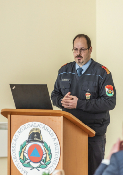 A fórumon előadást tart a BM OKF jogi főosztályának vezetője, dr. Bögi Tamás tűzoltó ezredes