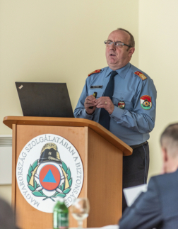 Előadást tart Érces Ferenc tűzoltó ezredes, megelőzési és engedélyezési szolgálatvezető