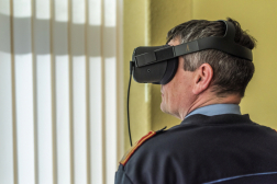 VR-szemüveget viselő kirendeltségvezető