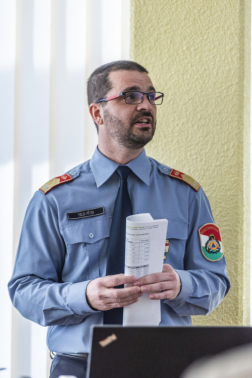 Toldi Péter tűzoltó alezredes, a BM OKF tűzoltósági főosztályának munkatársa tájékoztatót tart