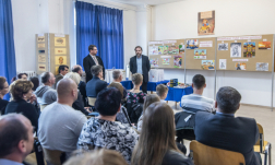 Szász György Munkácsy-díjas szobrászművész, a rajzkategória zsűrijének elnöke