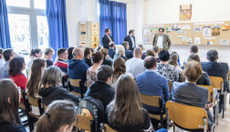 Kovács Titusz, a Két Zsiráf ifjúsági lap főszerkesztője köszönti a díjazottakat