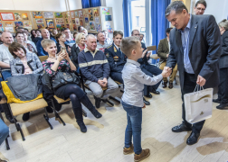 A rajzkategória alsó tagozatos győzteseinek és jutalmazottainak járó díjakat Tóth Tibor tűzoltó dandártábornok adta át