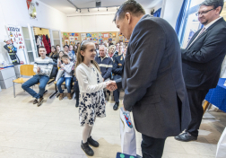 A rajzkategória alsó tagozatos győzteseinek és jutalmazottainak járó díjakat Tóth Tibor tűzoltó dandártábornok adta át