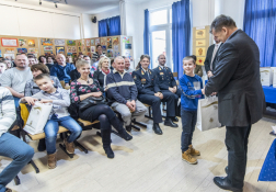 A rajzkategória alsó tagozatos győzteseinek és jutalmazottainak járó díjakat Tóth Tibor tűzoltó dandártábornok adta át