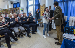 Kovács Titusz, a Két Zsiráf ifjúsági lap főszerkesztője az irodalom kategória győzteseinek adta át nyereményüket