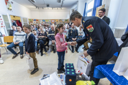 Horváth Lajos tűzoltó őrnagy a Tűzoltók díját adományozta a kiemelkedő pályaművet készítőnek