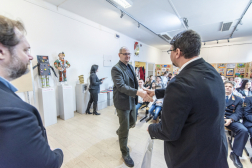 Dr. Berki Imre múzeumigazgató ajándéktárgyakat ad át