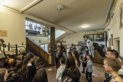 A pályázó gyerekek játékos tárlatvezetésen vesznek részt