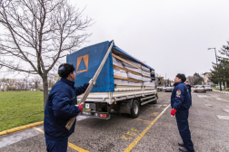 	Lehajtják a katasztrófavédelem segélyét szállító teherautó ponyváját