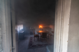 Ajtóból fényképezve a konyha, a tűzhelyen a meggyulladt étel