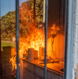 Továbbterjedt lángok a konyhapulton
