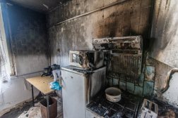 Kiégett konyha, kormos falak, megolvadt berendezési tárgyak