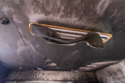 Lámpatest megolvadt műanyag burkolata a plafonon