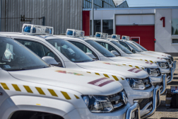 	Katasztrófavédelem feliratú, erdőtűz oltására alkalmas pick-upok egymás mellett