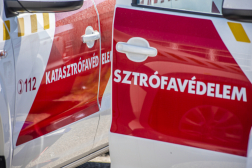 Katasztrófavédelem felirat a járművek kinyitott ajtajain