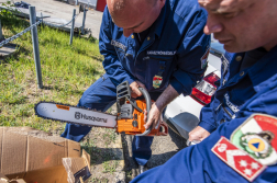 Két kolléga kéziláncfűrészt tart a kezében