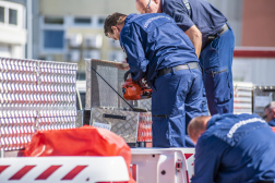 Erdőtüzes gyorsbeavatkozású gépjármű  platóján két kolléga pakol