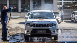Terepjáróképességű személygépjármű lemosása