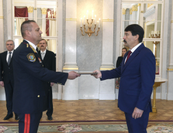 Kiss András Zoltán tűzoltó dandártábornok átveszi Áder János köztársasági elnöktől a tábornoki kinevezését a Sándor-palotában
