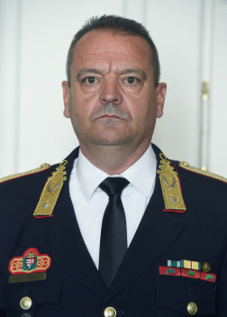 Kiss András Zoltán tűzoltó dandártábornok szemből lefotózva tábornoki egyenruhában