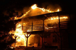 Teljes terjedelmében lángol egy családi ház