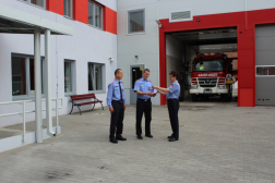 Három kolléga a tűzoltó parancsnokság udvarán