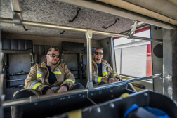 Két kolléga a tűzoltó gépjárműben.