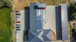 Kiskőrösi Hivatásos Tűzoltó Parancsnokság épület tető része napelemekkel
