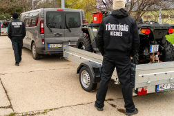Az önkéntes mentőszervezet átvett quad járműve utánfutóba helyezve.