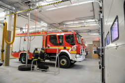 Kiskőrösi Hivatásos Tűzoltó Parancsnokság szerállás helyiség tűzoltó gépjárművel