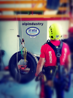 Gumiabroncs mellett áll egy alpinmentő