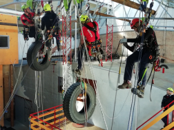 Akadályok között lógnak az alpinmentők