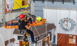Mentőágyban a sérült személy és a kísérő a levegőben