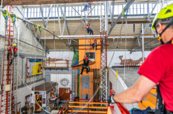 A vezető figyeli a gyakorlat vágrehajtását