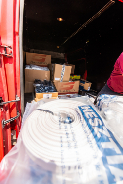 Szállítókonténerbe pakolják a felszereléseket