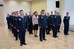 Tiszti kinevezésük átvételére váró kollégák alakzatban