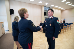 Dr. Mógor Judit tűzoltó dandártábornok, hatósági főigazgató-helyetes első tiszti kinevezést ad át