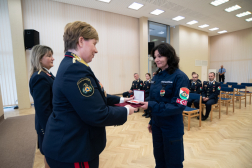 Dr. Mógor Judit tűzoltó dandártábornok, hatósági főigazgató-helyetes első tiszti kinevezést ad át