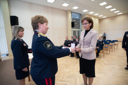 Dr. Mógor Judit tűzoltó dandártábornok, hatósági főigazgató-helyetes első tiszti kinevezést ad át