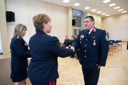 Dr. Mógor Judit tűzoltó dandártábornok, hatósági főigazgató-helyetes első tiszti kinevezést ad át