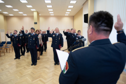 A kinevezésüket átvett tisztek fogadalmat tesznek, a kép előterében az előolvasó kolléga
