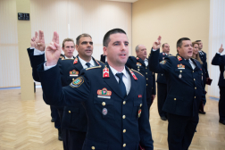 Fogadalmat tevő tisztek, esküre emelt jobb kézzel