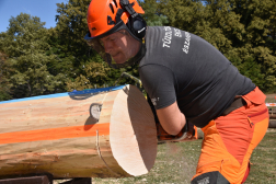 Körszelet levágása, a versenyző arcán feszült figyelem