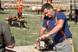 A szentesi tűzoltóság versenyzője szerelés közben